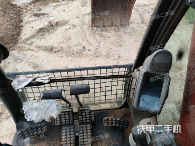 行走控制手柄和踏板?俯拍（駕駛室部分）