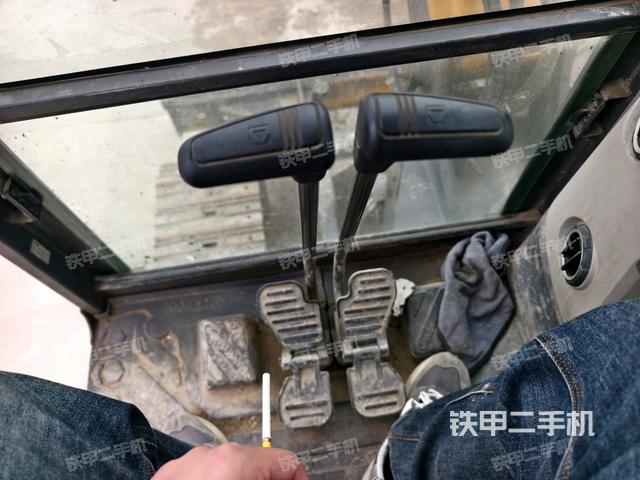 行走控制手柄和踏板?俯拍（駕駛室部分）