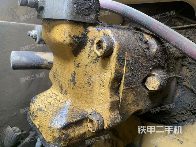 液压泵舱室正面整体（整机外观）