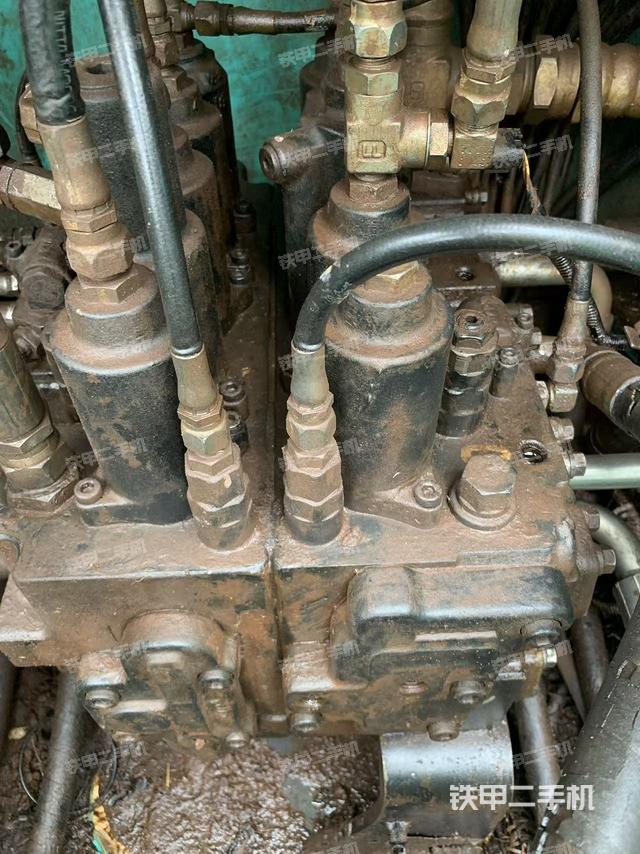 回轉(zhuǎn)馬達(dá)和主控閥（整機(jī)外觀(guān)）