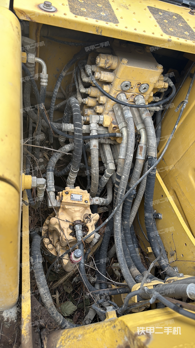 回轉(zhuǎn)馬達(dá)和主控閥（整機(jī)外觀）