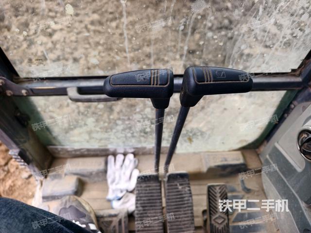 行走控制手柄和踏板 俯拍（驾驶室部分）