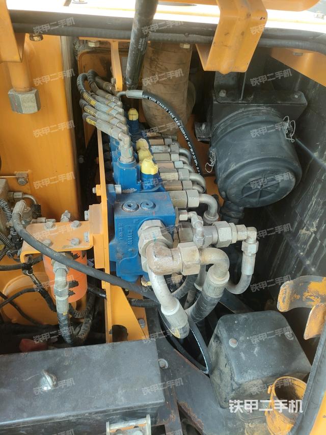 回轉(zhuǎn)馬達(dá)和主控閥（整機(jī)外觀）