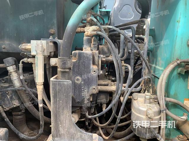 回转马达和主控阀（整机外观）