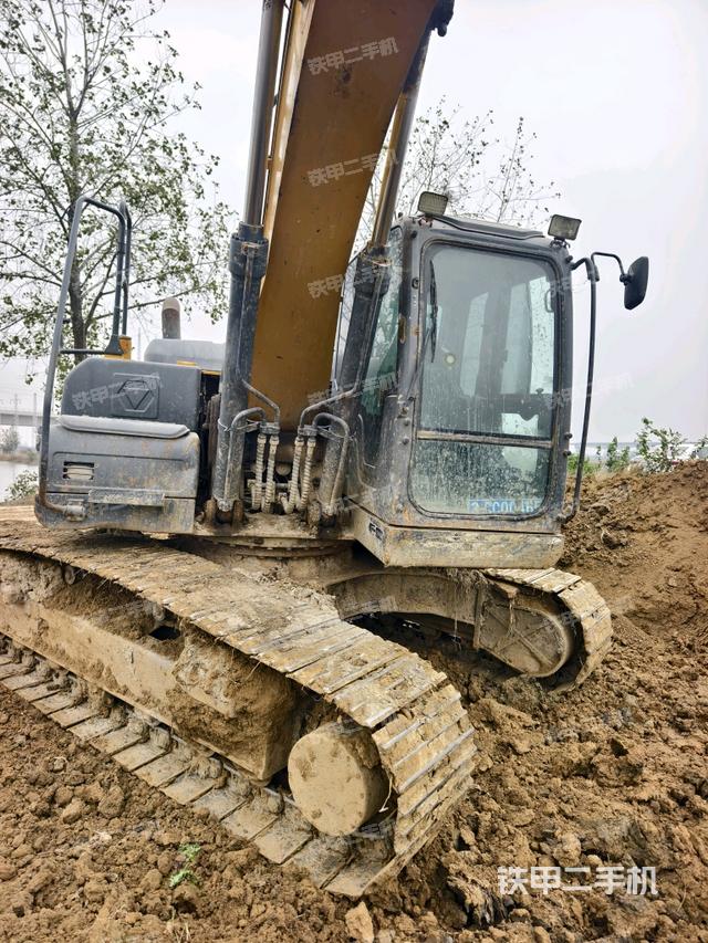 大臂油缸整体 竖拍（工作和回转装置）