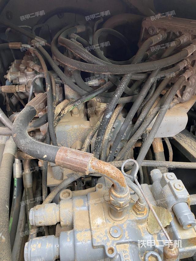 回转马达和主控阀（整机外观）