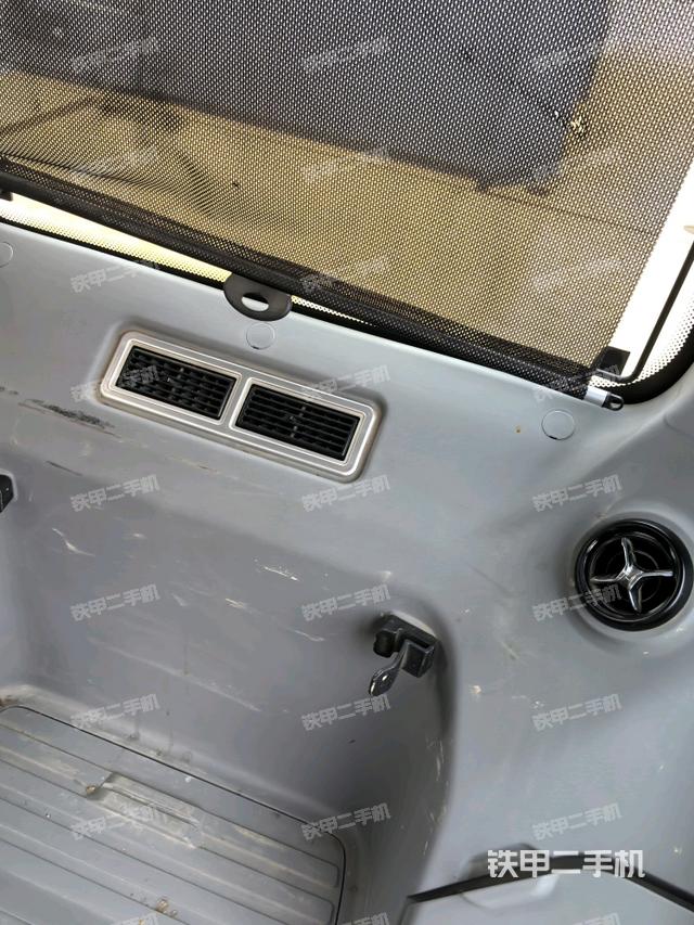 后窗玻璃角標（駕駛室部分）