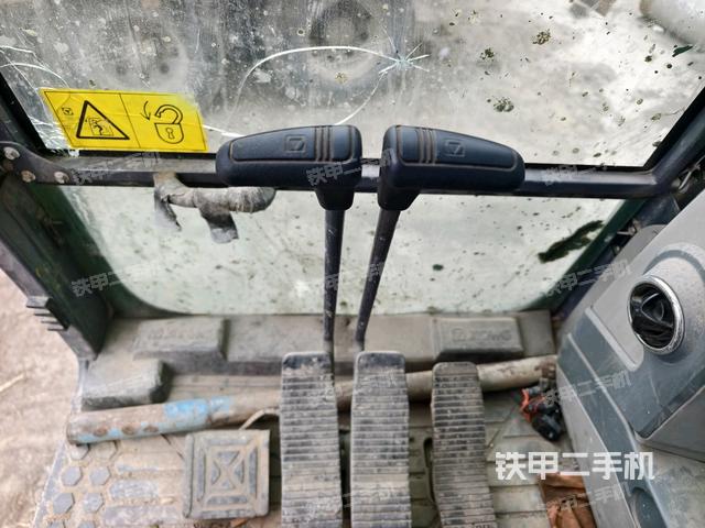 行走控制手柄和踏板 俯拍（驾驶室部分）