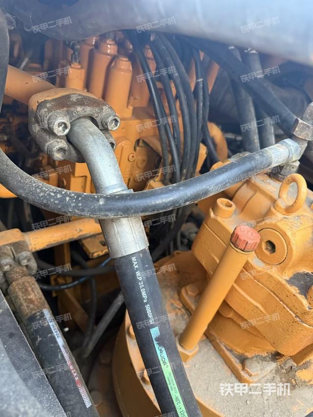 回转马达和主控阀（整机外观）