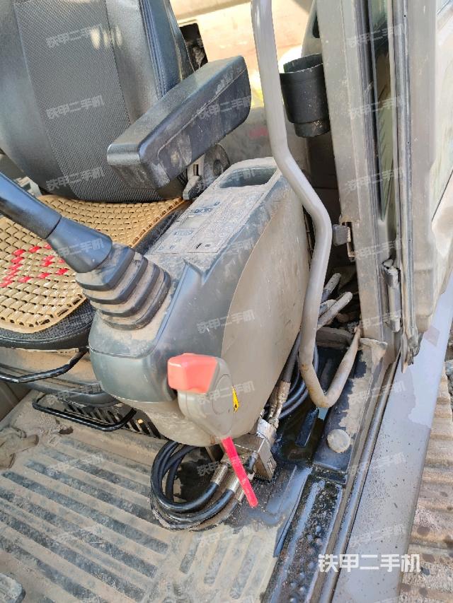 座椅左側(cè)控制臺/音響/含左手柄（駕駛室部分）