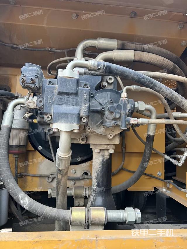 液压泵舱室正面整体（整机外观）