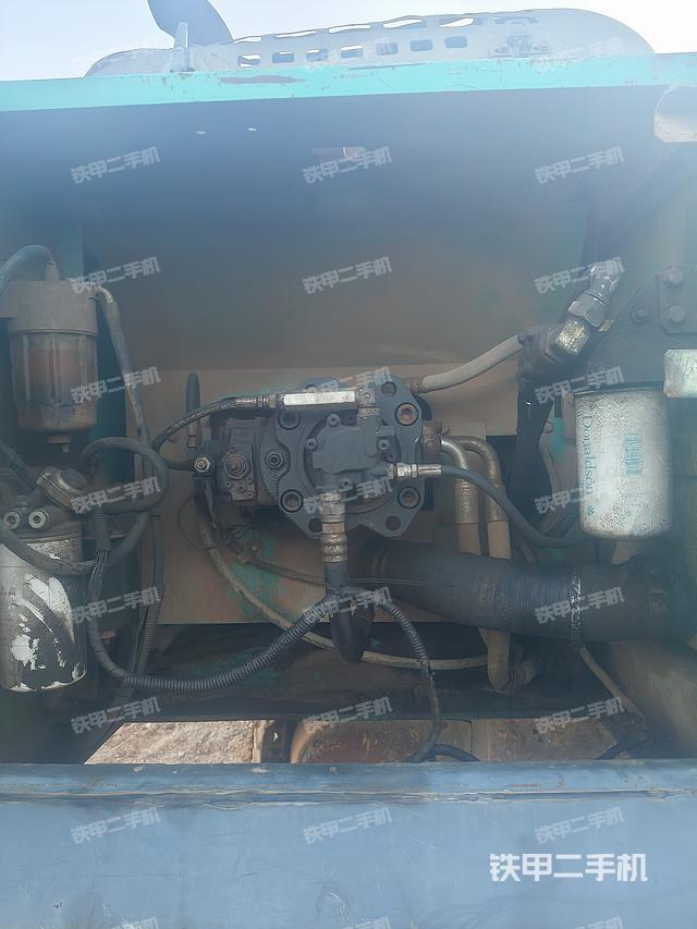 液压泵舱室正面整体（整机外观）