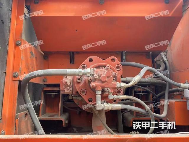 液压泵舱室正面整体（整机外观）