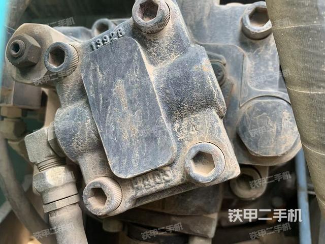 液压泵舱室正面整体（整机外观）