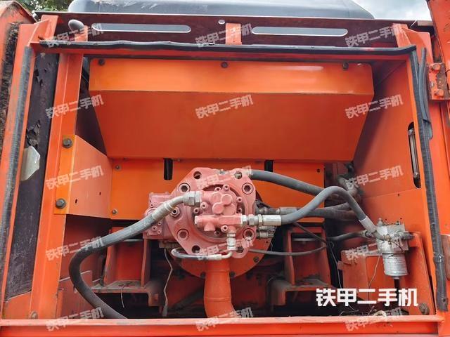 液壓泵艙室正面整體（整機外觀）