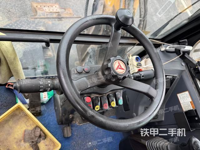 行走控制手柄和踏板?俯拍（駕駛室部分）