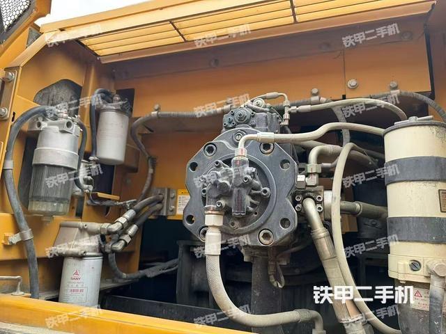 液压泵舱室正面整体（整机外观）