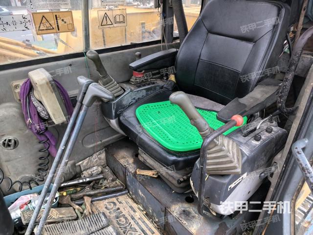 行走控制手柄和踏板?俯拍（駕駛室部分）