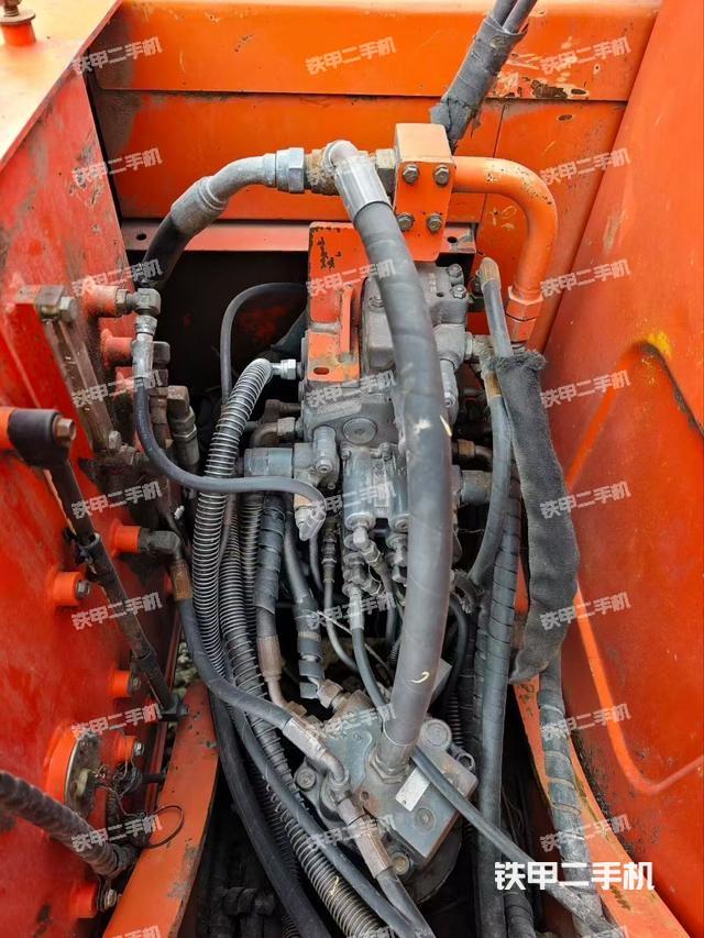 回转马达和主控阀（整机外观）