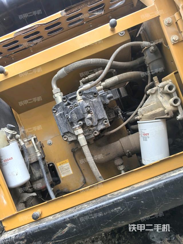 液压泵舱室正面整体（整机外观）