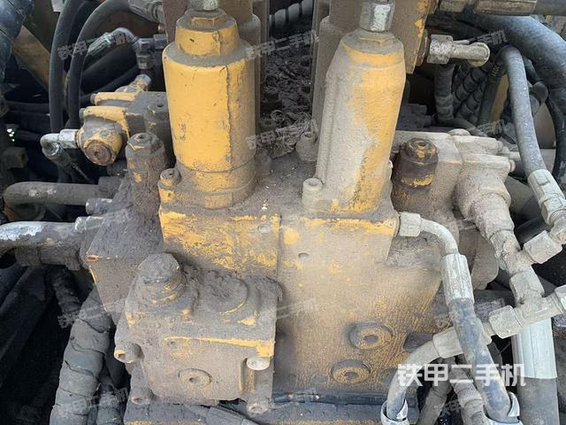 回转马达和主控阀（整机外观）