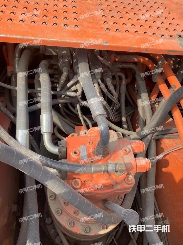 回转马达和主控阀（整机外观）