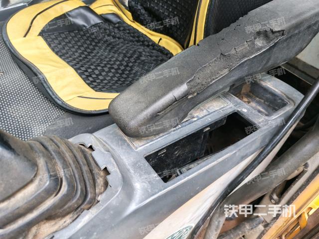 座椅右側(cè)控制臺(tái)/鑰匙門/油門/含右手柄（駕駛室部分）