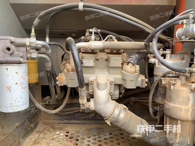 液压泵舱室正面整体（整机外观）