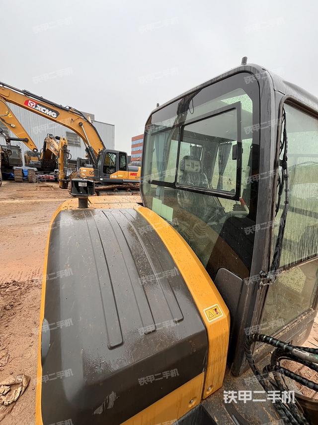 回转马达和主控阀（整机外观）