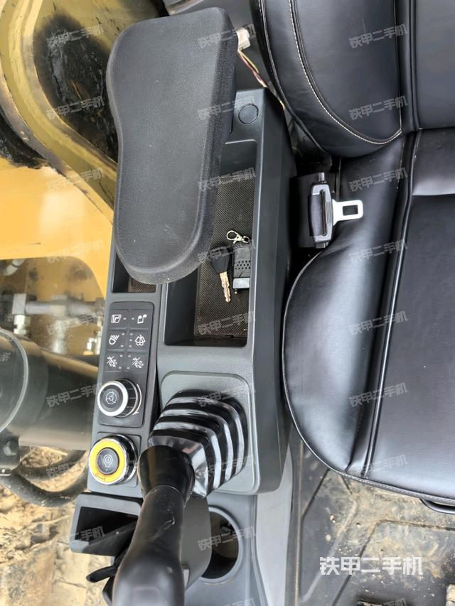 座椅右側控制臺/鑰匙門/油門/含右手柄（駕駛室部分）