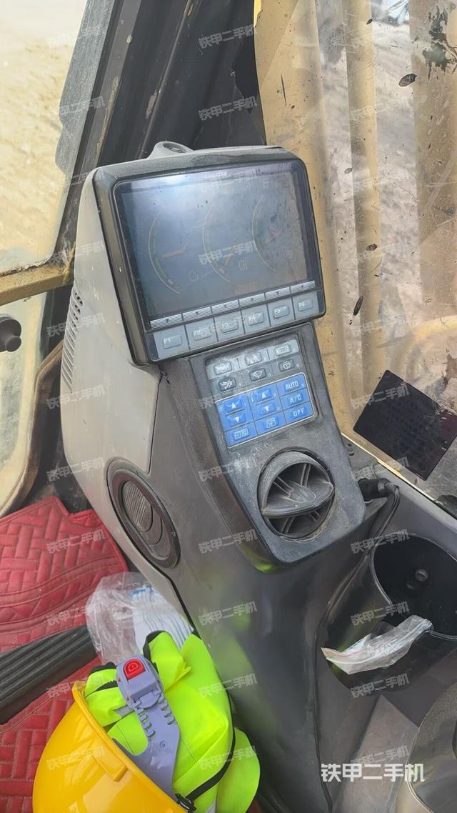 行走控制手柄和踏板?俯拍（駕駛室部分）