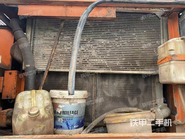 液压泵舱室正面整体（整机外观）