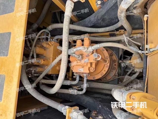 回转马达和主控阀（整机外观）