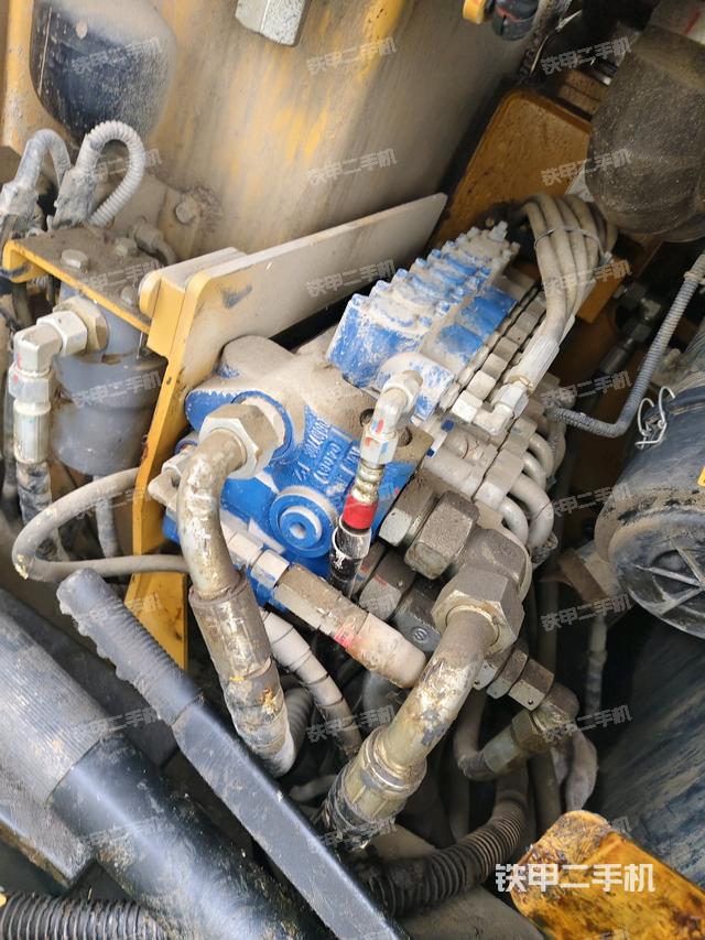 回转马达和主控阀（整机外观）