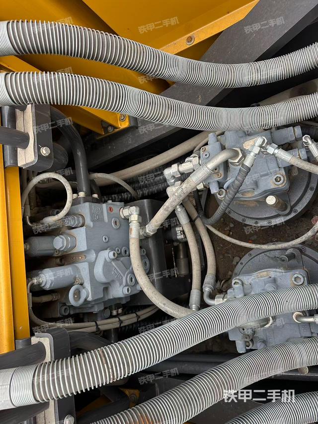 回轉(zhuǎn)馬達(dá)和主控閥（整機(jī)外觀）