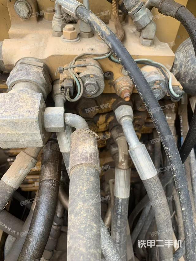 回转马达和主控阀（整机外观）