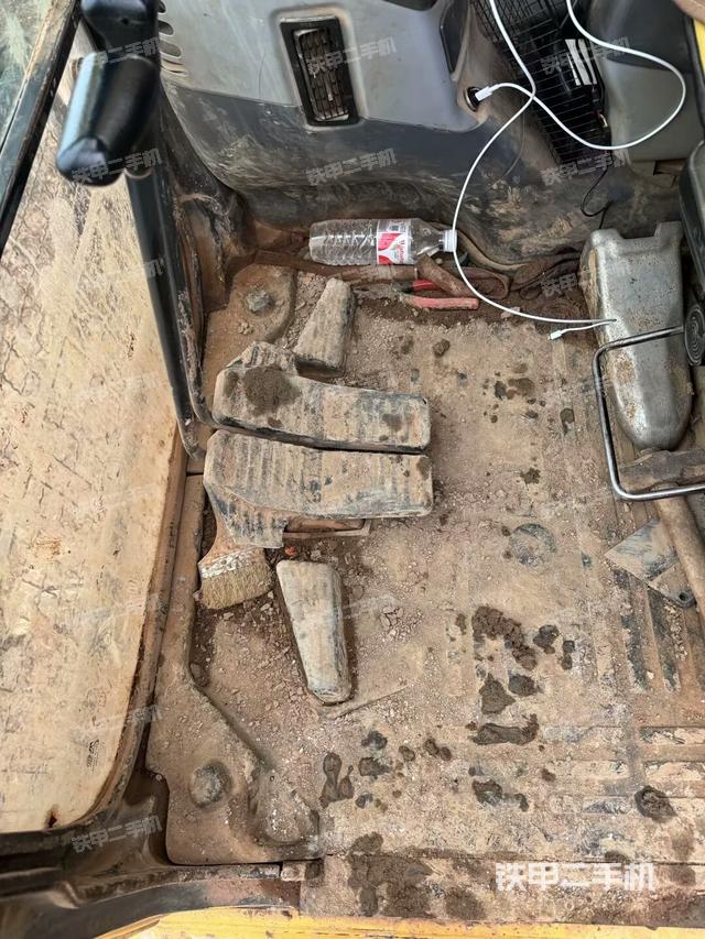 座椅右側(cè)控制臺/鑰匙門/油門/含右手柄（駕駛室部分）