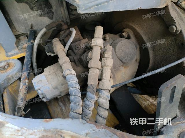 液压泵舱室正面整体（整机外观）