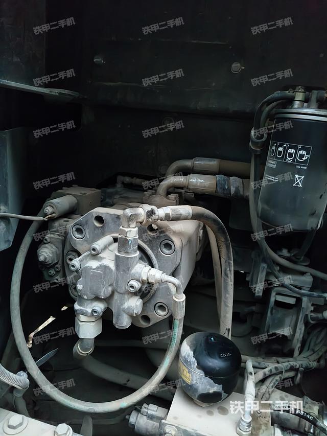 液压泵舱室正面整体（整机外观）