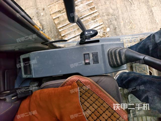 座椅左侧控制台/音响/含左手柄（驾驶室部分）