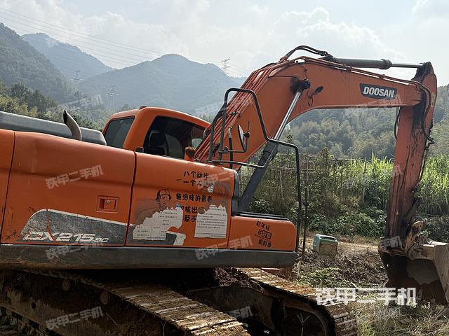 液压泵舱室正面整体（整机外观）