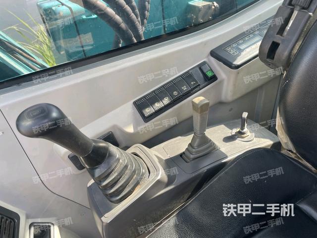 座椅右側(cè)控制臺(tái)/鑰匙門(mén)/油門(mén)/含右手柄（駕駛室部分）