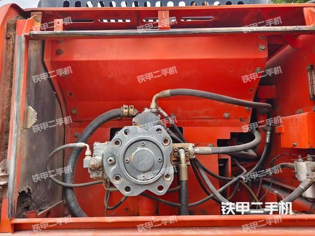 液压泵舱室正面整体（整机外观）