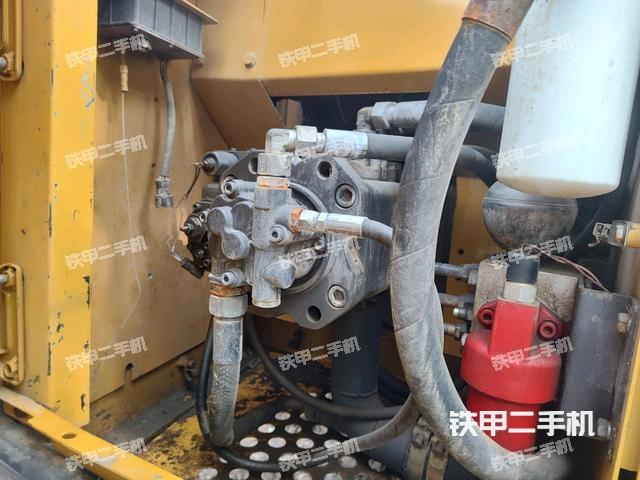 液壓泵艙室正面整體（整機外觀）