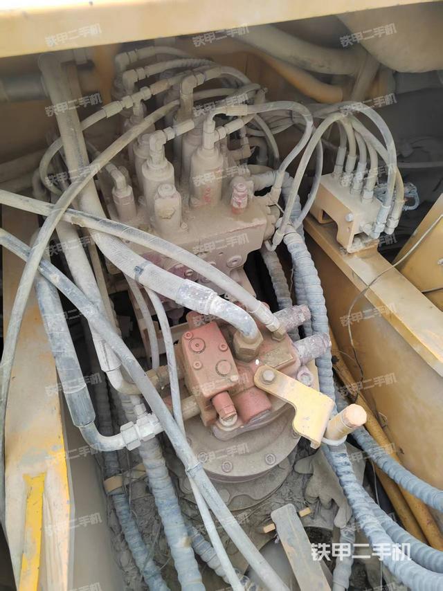 回转马达和主控阀（整机外观）