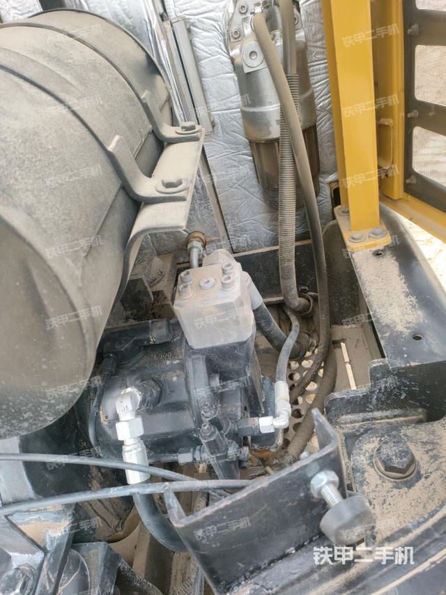 液壓泵艙室正面整體（整機外觀）