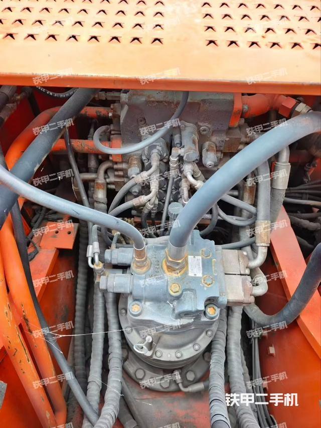 回转马达和主控阀（整机外观）