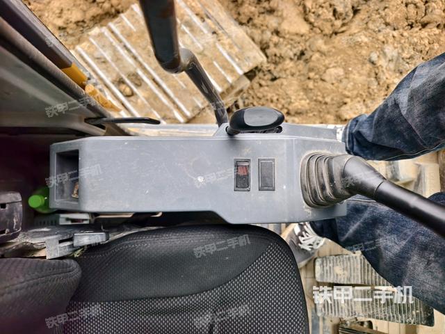 座椅左侧控制台/音响/含左手柄（驾驶室部分）