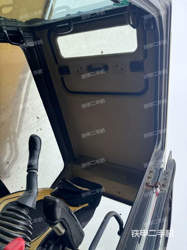 行走控制手柄和踏板?俯拍（駕駛室部分）