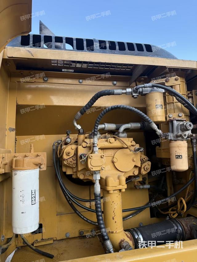 液压泵舱室正面整体（整机外观）